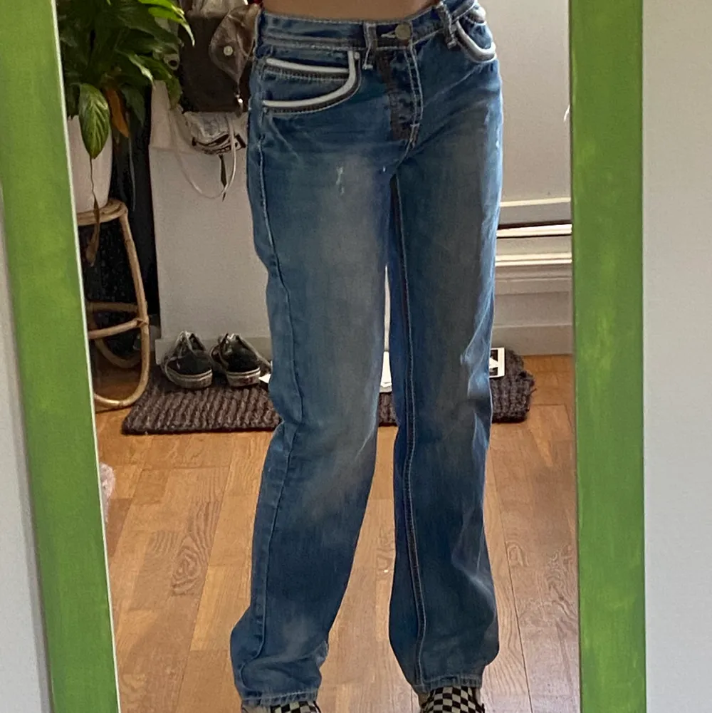 BUDGIVNING AVSULTAS LÖRDAG, 3 JULI KLOCKAN 15  jeans med snyggaste detaljerna både fram och bak. fett coola sitter najs, jag normal/låg midja och är straight fit (lite baggy sådär najs). aldrig använda av mig och därför säljer jag. storlek 29/32 och sitter som så, jag på bilden är 165 och byxorna slutar nedanför foten. . Jeans & Byxor.