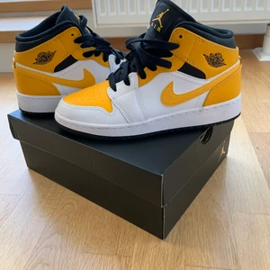 Air Jordan 1 Mid Rise - Limited edition från barn, Normal strl 37,5, använda få tal gånger ser knappt använda ut, minimalt creased