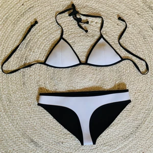 Bikini TRIANGL, passar strl S/M - Fin vit bikini från TRIANGL som passar en S/M, men storlekarna är M i top och L i bottom. Går ej att få tag i längre