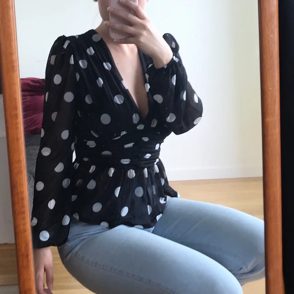 Svart topp med vita prickar, väldigt skön!! Mjukt, svalt material, sitter ej tajt. Perfekt för sommaren 💕 business casual ~ . Blusar.