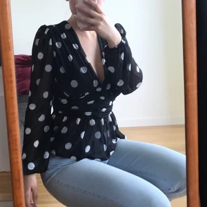 Asos topp svart och vitprickig - Svart topp med vita prickar, väldigt skön!! Mjukt, svalt material, sitter ej tajt. Perfekt för sommaren 💕 business casual ~ 