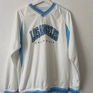 VINTAGE COLLEGE TRÖJA Y2K SWEATER - Världens snyggaste vintage sweater! Storlek L, passar alla storlekar beroende på om man vill ha oversize eller inte. Helt perfekt skick! Inga fläckar eller lösa trådar. SUPERmjuk och skön. BUDA 🔥🔥