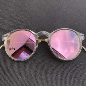 solglasögon med rosa/ ljusgröna spegelglas! Köpta i USA. Knappt använda, i gott skick:))🌷