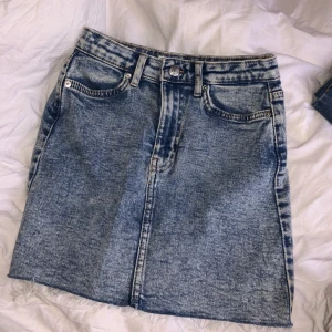 Jeanskjol - Ljusblå jeanskjol i storlek xs/s från bershka. Perfekt till sommaren 