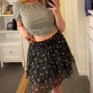 Supersöt kjol med mönster  - Säljer denna somriga kjol ifrån BILBOK💗 Pris: 75kr + frakt. Strl XS