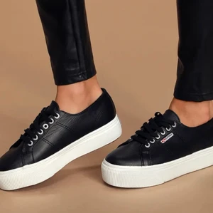 Superga Platform Sneaker Nappa Leather - Sommarens finaste sneaker från Superga, svart läder med hög vit sula. Sitter som en smäck och passar till i princip allt! Helt nya, endast provade och fortfarande i kartongen. 