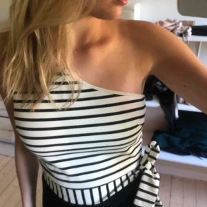 Off sholder topp - Randig sommrigt topp, perfekt till sommarn. Som ny i skicket.