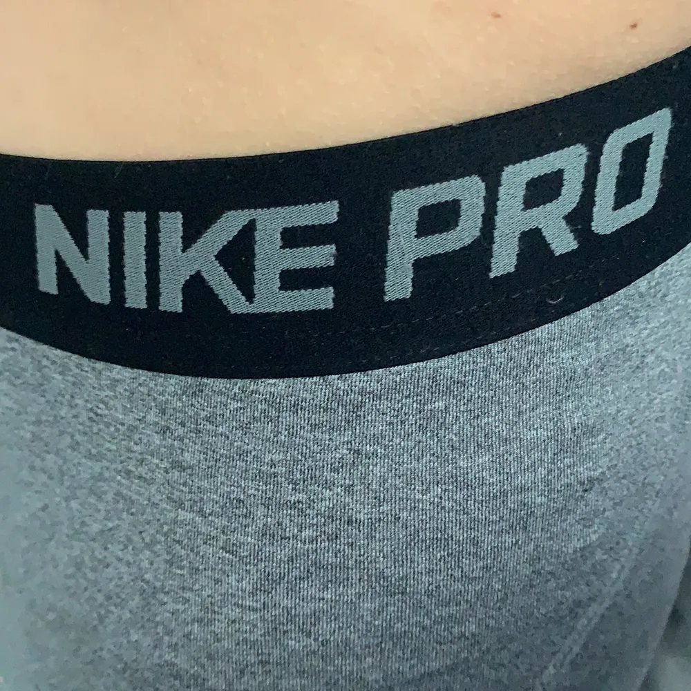 Ett par gråa träningsshorts med svarta detaljer. Köpta på Nike för något år sedan. Bra skick, inte så använda. Köpte för 300kr (tror jag). Skriv för mer bilder🤍🤍. Övrigt.