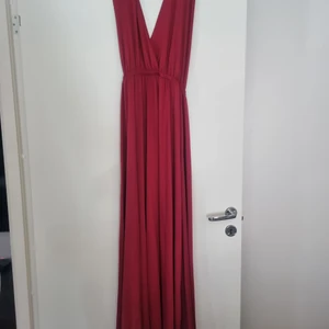 Vinröd multiway klänning, L - Storlek L, använd en gång för ett bröllop. Kan knytas på olika sätt.