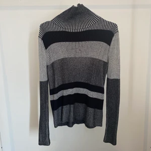 Randig Monki tröja - Randig tröja i stickat material från Monki. Storlek L.