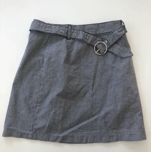 Mönstrad kjol med skärp - Snygg kjol som sitter 👌🏽 i storlek 36 från H&M. Pris: 100kr + frakt 