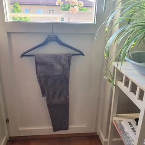 Monki kostymbyxor storlek 32 - Ett par kostymbyxor från Monki med hög midja i storlek 32 som tyvärr är lite för små för mig. Har endast använts ett fåtal gånger. Köparen står för frakt. 