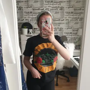 Säljer denna Guns n roses tröja från sweden rock! Använd max en gång🥰 lappen inuti har dock försvunnit i tvätten