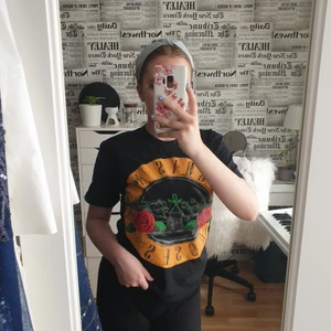 Band t-shirt - Säljer denna Guns n roses tröja från sweden rock! Använd max en gång🥰 lappen inuti har dock försvunnit i tvätten