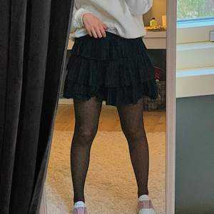 Säljer en jättefin, knappt använd kjol från zara, frakt betalas av köpare☺️
