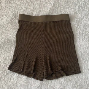 Ribbade shorts  - Super flowy ribbade shorts från Carin Wester. Lappen är fortfarande kvar så de är oanvända, men supersköna. Passar dock inte mig tyvärr.