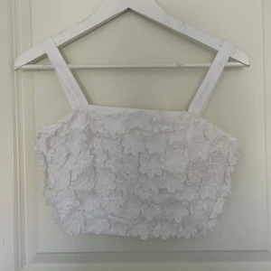 Blomstrad topp - Blomstrand topp från Zara, så fin och i väldigt bra skick, endast använd fåtal gånger!