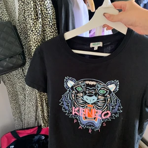 Kenzo T-shirt - Använda fåtal gångner, köpt på NK