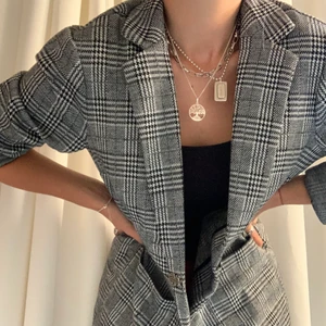 Lång kavaj/rock från Pieces - Jättesnygg lång kavaj/rock från Pieces. Den är i storlek M men jag brukar ha XS/S så tror den passar srotlekarna XS-M🧡