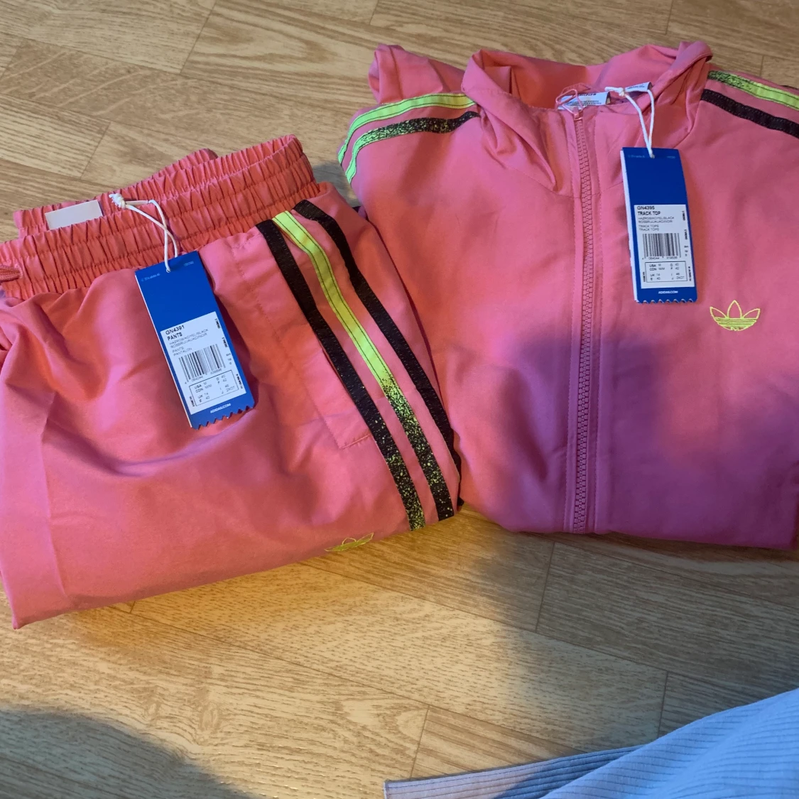 Nya! Adidas jacka & byxor strl 40