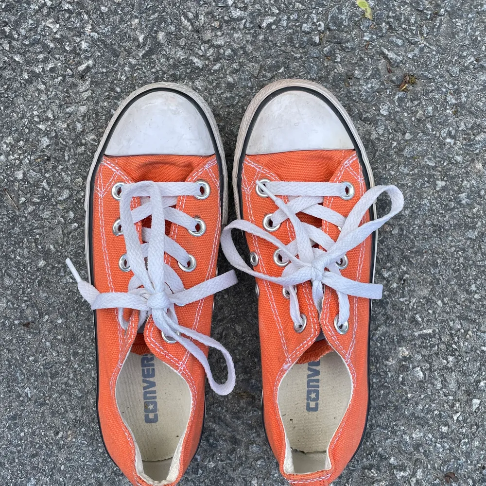 Jättesnygga orangea converse skor i storlek 35. De är i mycke bra skick!!😊 kontakta vid frågor, fler bilder eller vid intresse!! :) köparen står för frakten. Skor.