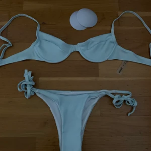 Bikini - Denna superfina bikini passar tyvärr inte mig! Jag är 170 lång och har S i kläder. Denna bikini var lite liten för mig så skulle nog säga att den passar någon som har XS-S i kläder. OBS endast testad och aldrig använd.