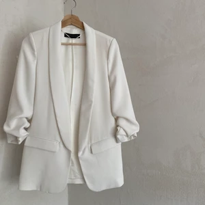 Fin vit kavaj  - Vit lite längre kavaj från Zara. Tyvärr ett litet märke på armen.. syns knappt. Jättesnygg. Använt en gång. Tyvärr inte min stil. Storlek xs 