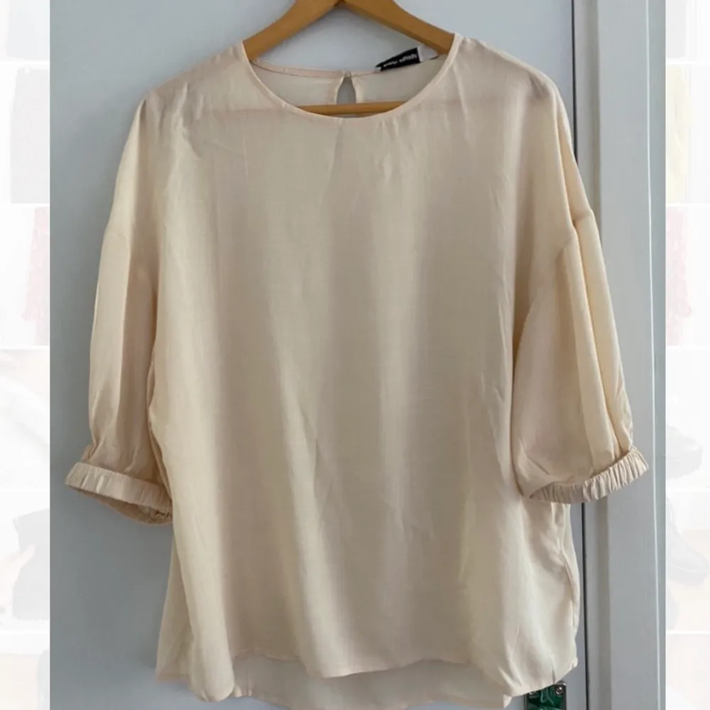Beige/cream colored top from Carin Wester. Never worn before, perfect condition and recently bought 🤎. Super soft, lovely material . Toppar.