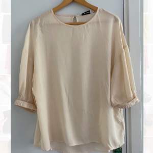Beige/cream colored top from Carin Wester. Never worn before, perfect condition and recently bought 🤎. Super soft, lovely material 