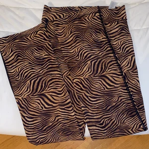 Utsvängda träningsbyxor  - Oanvända, utsvängda 