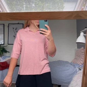 Stickad Tshirt - En superhärlig och mjuk stickad tshirt ifrån zara. En perfekt sommar tröja. väldigt mjuk och skön och använd ca 4 gånger. Det är barnstorlek men botsvarar xs-s ungefär. 