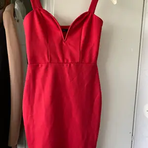 Röd elegant klänning från NLY ONE ( strl: S)