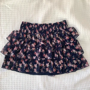 Somrig kjol - Säljer den perfekta kjolen för sommaren! Säljer då den är för kort på mig, men om man gillar mini kjolar/y2k stilen så är det här den perfekta kjolen! Pris kan diskuteras!