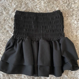 Svart volang kjol ifr Zara - Super gullig volang kjol💗 Strl S ifrån Zara!