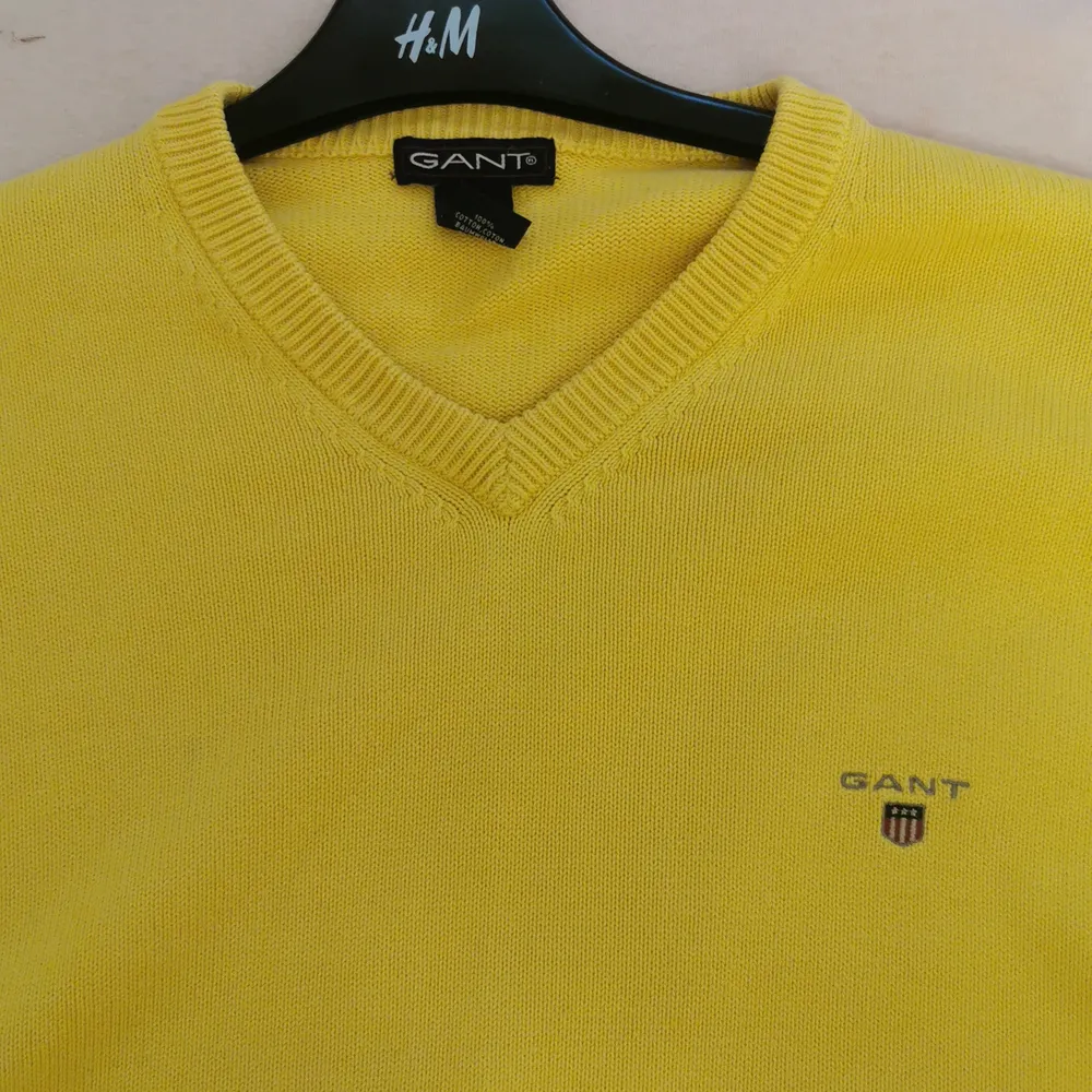 En gul GANT tröja i storleken L. Köptes för ungefär ett år sedan och har inte varit använd sedan dess. Storleken är lite större än en vanlig L. . Tröjor & Koftor.