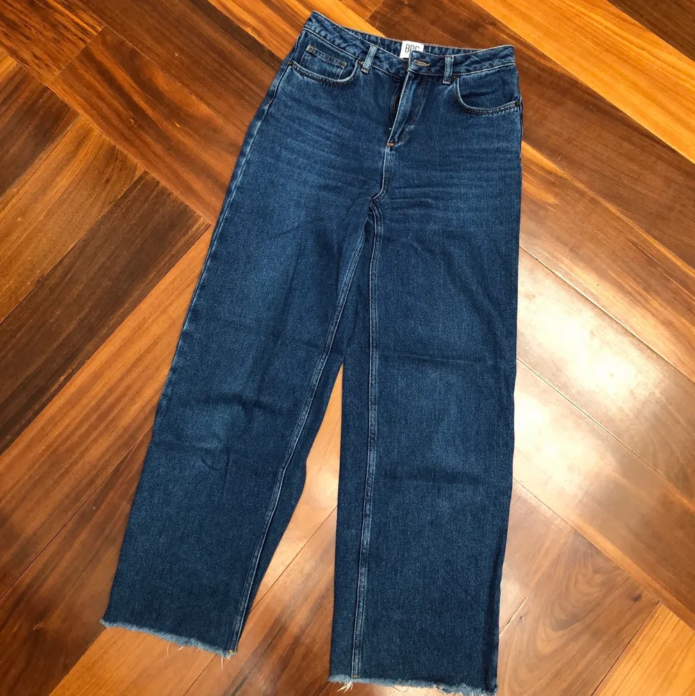 Blue denim with wide legs and high waist. Legs are a bit cropped and have frayed ends. Good condition.. Jeans & Byxor.