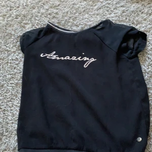 En blus/t-shirt - En blus/ t-shirt med lite genomskinlig arm 