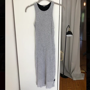 Klänning Bikbok - Ribbad, grå klänning från Bikbok, använd enstaka gånger. Storlek XS. 80kr. Finns i Linköping annars tillkommer frakt 😊