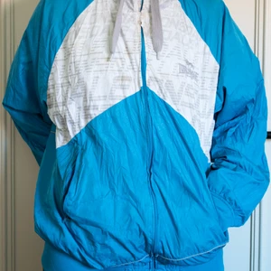 Lonsdale sportjacka - Cool sportjacka / windbreaker i klarblått och med vita detaljer. Storlek L. 90's style. Köpt second hand. 