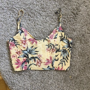 Somrig topp  - Jättefin och somrig topp med en liten Knut på baksidan från H&M. 