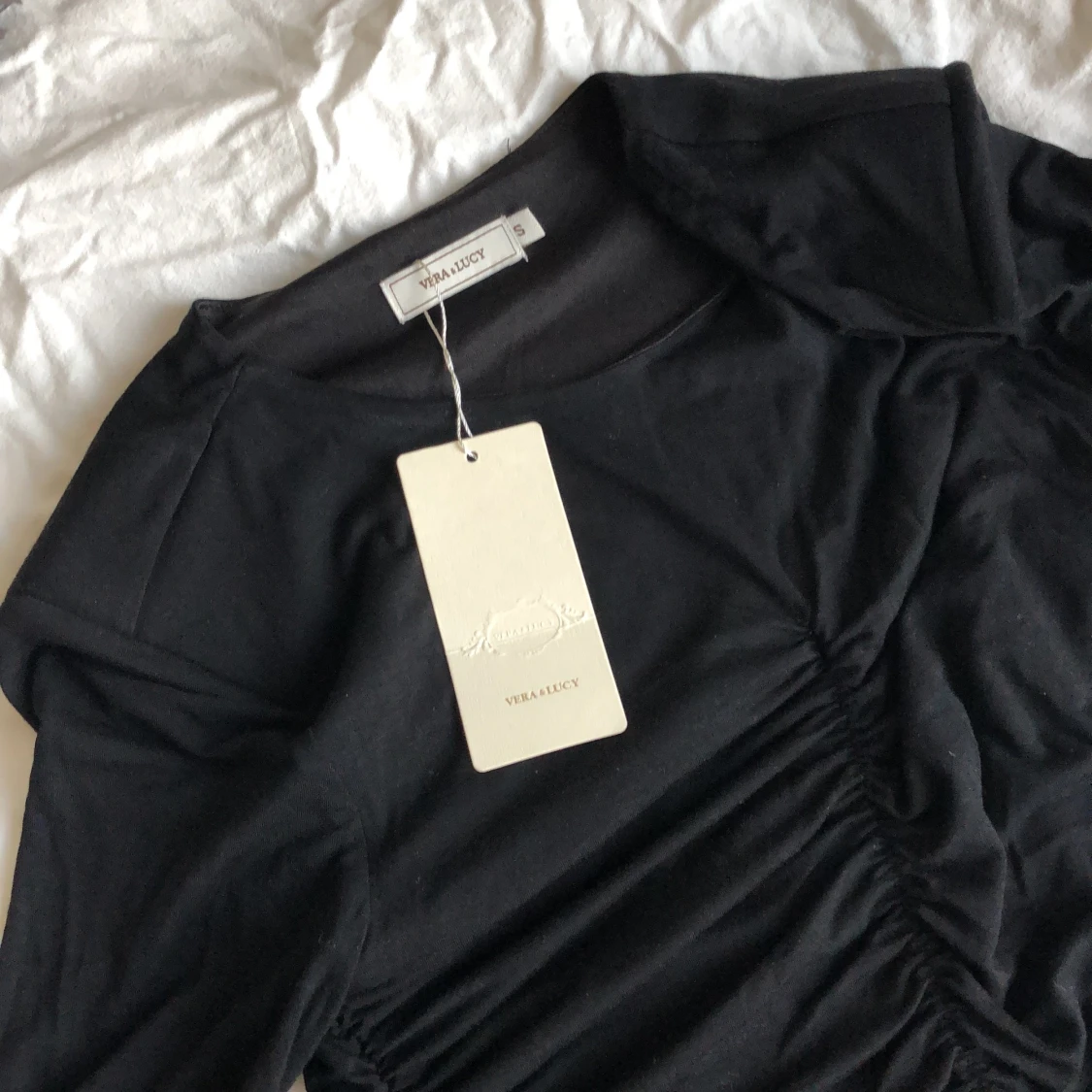 Ny svart klänning med axelvadd - 90