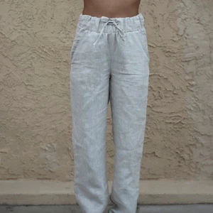 Linnebyxor i storlek M från a-dsgn i färgen Beige (Helt slutsålda)  - Helt oanvända linnebyxor med prislappenkvar, köparen står för frakt. Högst bud vinner från 799kr (nypris).