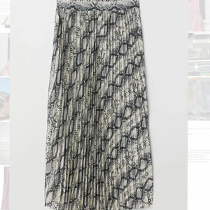 Kjol Midi H&M plisserad, ormprint - Kjol från H&M som är använd en gång. Plisserad med ormmönster. Storlek 36! Dragkedja i sidan.