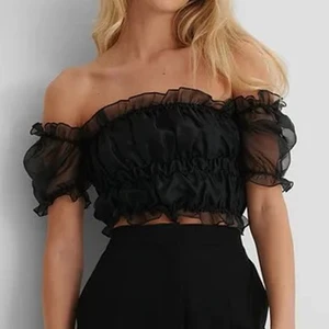 Topp med puffärm  - Superfin topp från NA-KD. Aldrig använt, endast testad. Väldigt stretchig, passar från 34-38. Köparen står för frakten . Nypris: 399kr ❌SÅLD❌