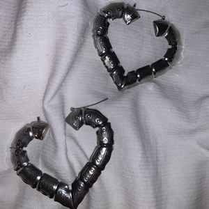 Stora örhängen  - Stora örhängen i form av hjärtan🥰