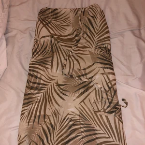 Omlottskjol - Då det är en omlottskjol kan man justera den lite hur man vill och hur tajt den ska sitta så skulle säga att den passar XS/s/m. Möts upp på Södermalm eller fraktar men då står köparen för frakten!