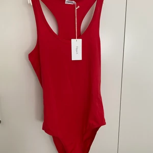 Filippa K body - Helt ny, oanvänd body från Filippa K. 90% bomull, 10% elastan. Storlek M. Nypris 600kr. 