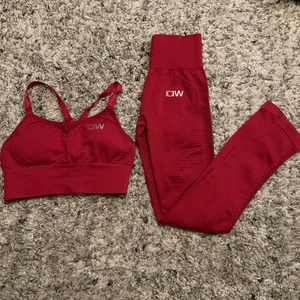 ICIW träningsett - Röda tränings tights och matchande tränings topp från ICIW. Nyskick då jag använt dom en gång, både toppen och byxorna är i storlek xs. Nypris träning tights 699 kr och nypris för träning toppen 349 kr. Paketpris 550 kr Köparen står för frakten