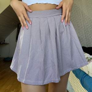 köpt i vietnam men knappt använd, perfekt skick och mjukt tyg. Det finns inbyggda shorts i kjolen! 