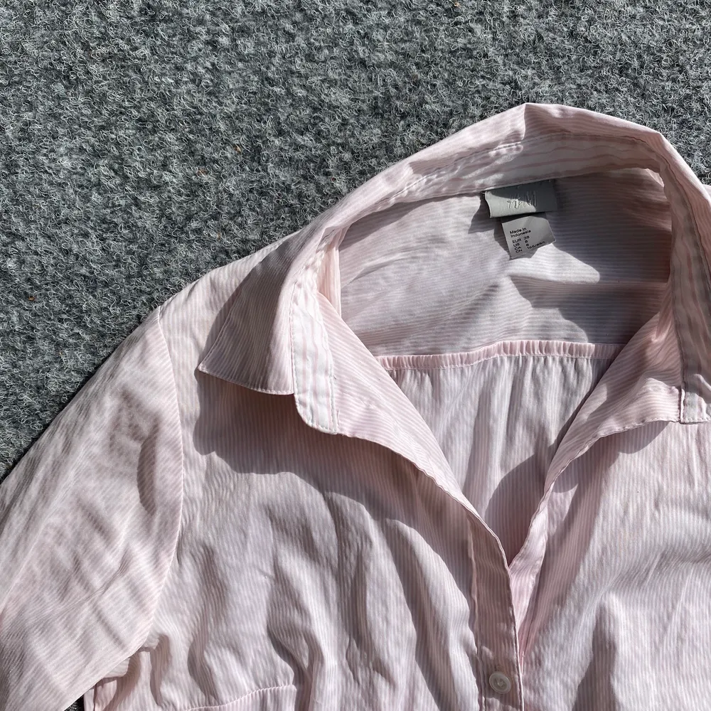 Enkel rosa skjorta med vita ränder i storlek S!. Skjortor.